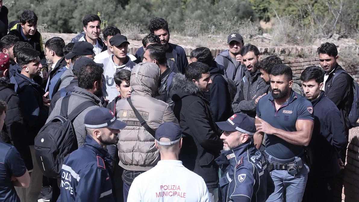 L’assessore al sociale e al volontariato Micaela Papi parla di centri di accoglienza completamente saturi. Annuncia che proseguirà l’intervento di dissuasione all’interno del posteggio a Porta San Marco . L’assessore al sociale e al volontariato Micaela Papi parla di centri di accoglienza completamente saturi. Annuncia che proseguirà l’intervento di dissuasione all’interno del posteggio a Porta San Marco .