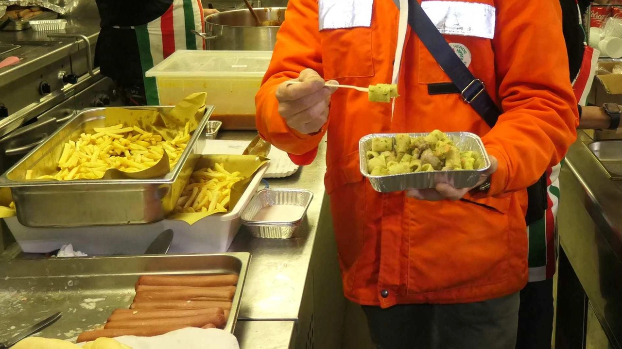 E ovviamente in tutti i rioni saranno aperte ogni sera le cucine. A fianco: Muzio Gianni (Croce Verde) E ovviamente in tutti i rioni saranno aperte ogni sera le cucine. A fianco: Muzio Gianni (Croce Verde)