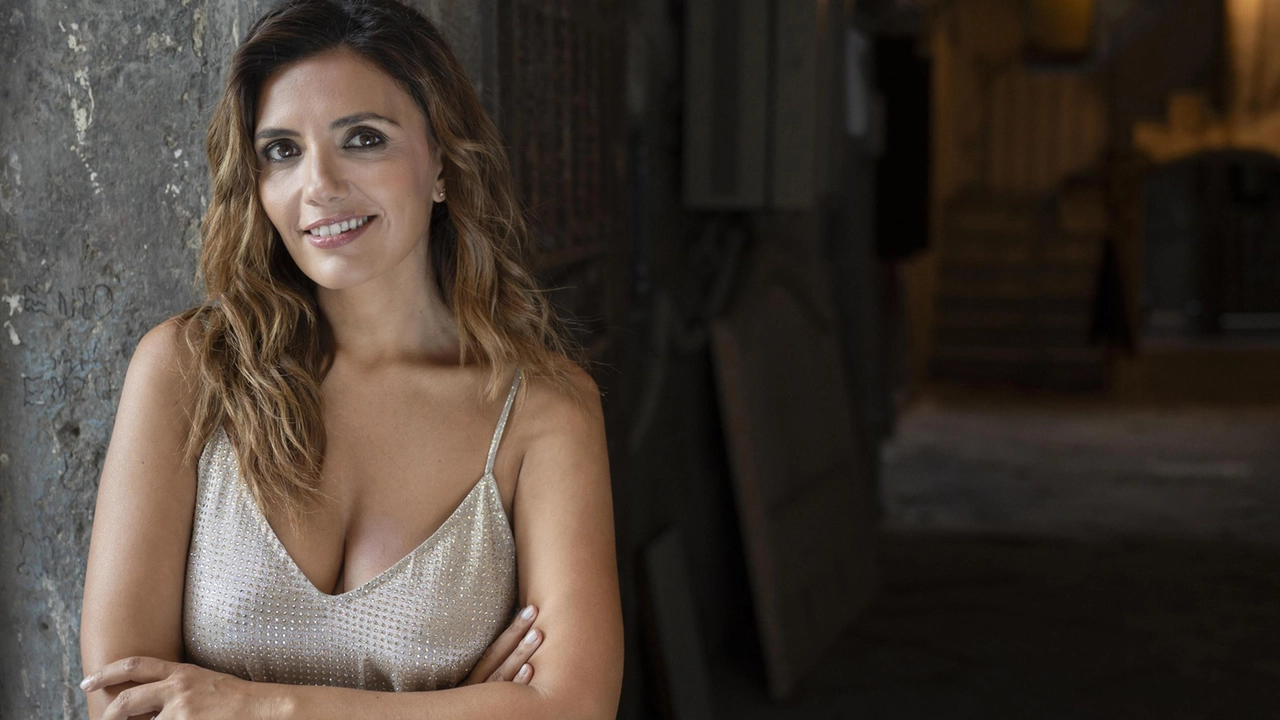 Attrice molto amata per i suoi successi al cinema e in televisione, Serena Rossi torna a teatro con lo spettacolo musicale “SereNata a Napoli“. In scena venerdì 8 agosto al Teatro Romano di Spoleto, nell’ambito del festival Suoni Controvento