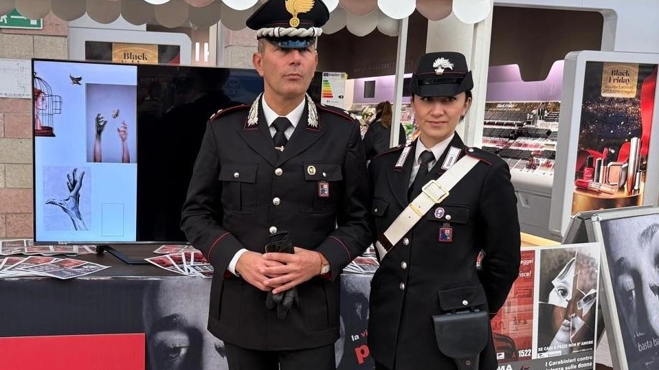 I carabinieri hanno allestito i banchetti informativi per consegnare materiale utile alla divulgazione dei consigli alle donne I carabinieri hanno allestito i banchetti informativi per consegnare materiale utile alla divulgazione dei consigli alle donne
