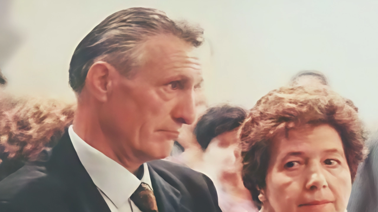 Lorenzo Tronchetti, padre del giornalista Luca de Il Tirreno, è scomparso all'età di 89 anni. Lavoratore instancabile e appassionato di ciclismo, lascia la moglie, i figli e i nipoti. I funerali si terranno domani a Lappato. Lorenzo Tronchetti, padre del giornalista Luca de Il Tirreno, è scomparso all'età di 89 anni. Lavoratore instancabile e appassionato di ciclismo, lascia la moglie, i figli e i nipoti. I funerali si terranno domani a Lappato.
