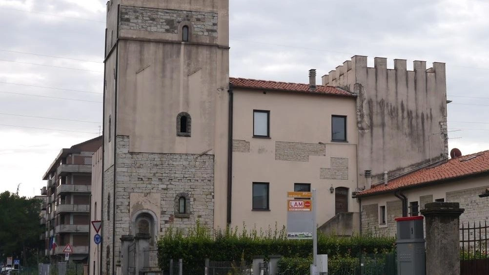 La doppia torre merlata, in pietra e muratura, ora abitazione privata in via delle Badie