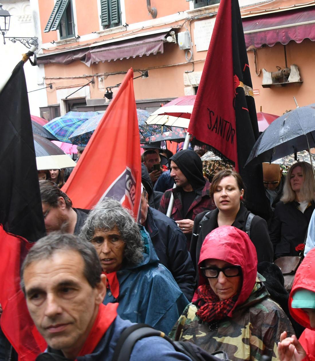 Primo maggio con il silenziatore . Gli anarchici spengono la musica