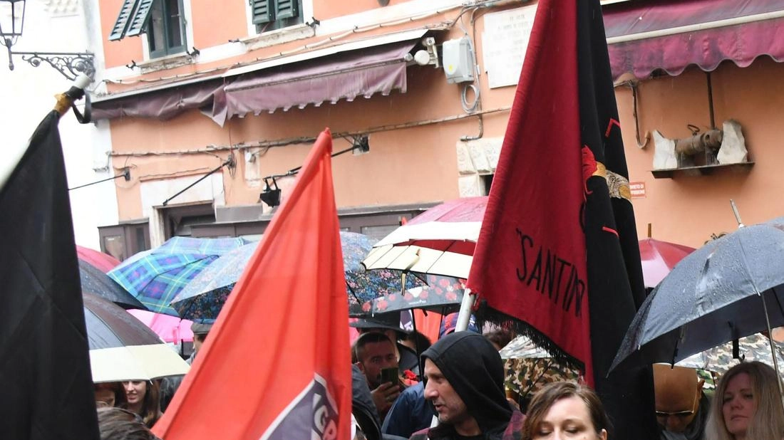 Il Primo maggio anarchico dello scorso anno in centro città: i libertari si riuniscono da tutta Italia per ribadire i diritti dei lavoratori