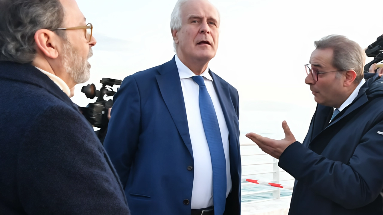 Stamani si ispezionano le casse dei serbatoi per capire come procedere. La rimozione del gasolio si prospetta più complicata del previsto. La cabina di regia dal Prefetto sarà riaggiornata nei prossimi giorni .