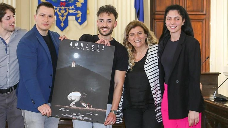 Presentato il lungometraggio del regista Boldrini ambientato a Montecatini e Monsummano. Il progetto è nato dall’iniziativa di un gruppo di giovani under 30. Domani la ’prima’ all’Imperiale. Presentato il lungometraggio del regista Boldrini ambientato a Montecatini e Monsummano. Il progetto è nato dall’iniziativa di un gruppo di giovani under 30. Domani la ’prima’ all’Imperiale.