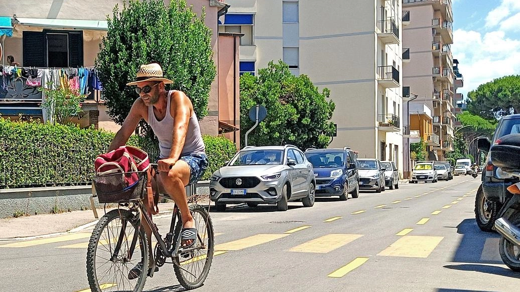 La ciclabile disegnata di recente e così tanto contestata da cittadini e forze di opposizione (Foto Agostini)