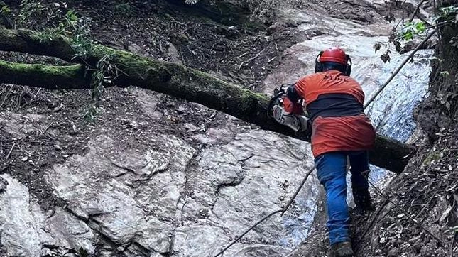 Un’operazione di sgombero nella zona di Vitoio, tra le frazioni colpite dalle frane in seguito alle forti piogge cadute lo scorso 18 aprile Un’operazione di sgombero nella zona di Vitoio, tra le frazioni colpite dalle frane in seguito alle forti piogge cadute lo scorso 18 aprile