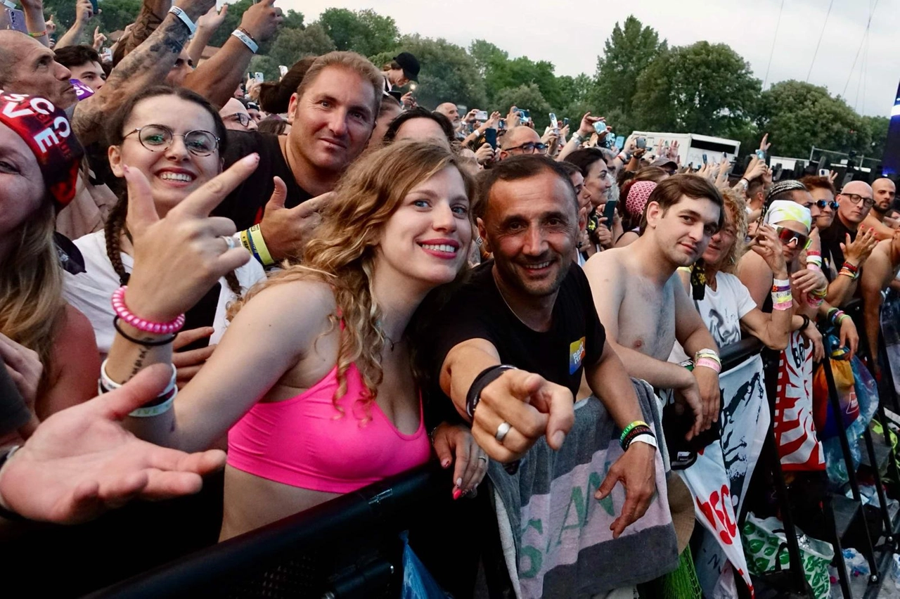 I fan di Vasco in prima fila alla Visarno Arena (Foto Tania Bucci / NewPressPhoto)