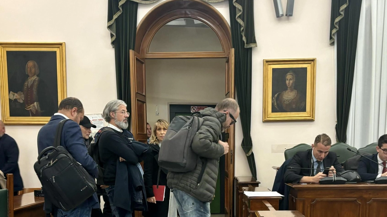 L’opposizione mentre lascia l’aula L’opposizione mentre lascia l’aula