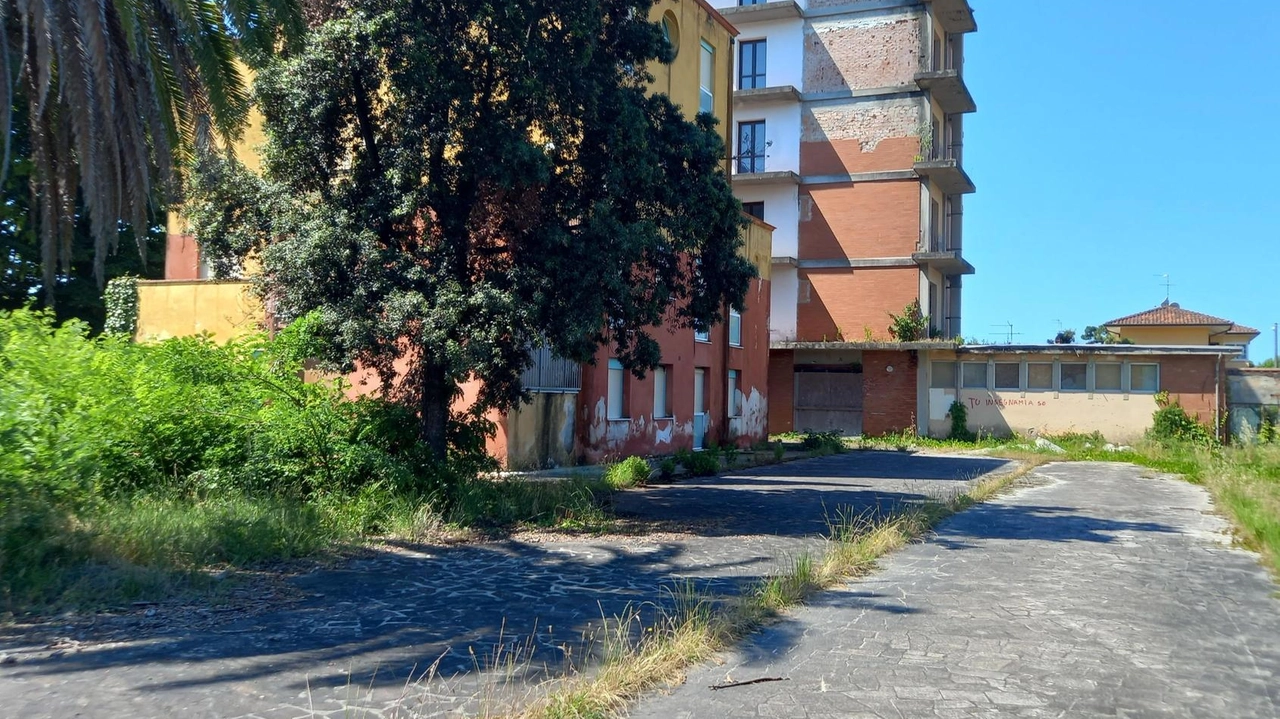 Qui accanto. le condizioni in cui versa l’ex colonia di via Duca d’Aosta Nella foto in basso un render su come sarà trasformata la struttura Qui accanto. le condizioni in cui versa l’ex colonia di via Duca d’Aosta Nella foto in basso un render su come sarà trasformata la struttura