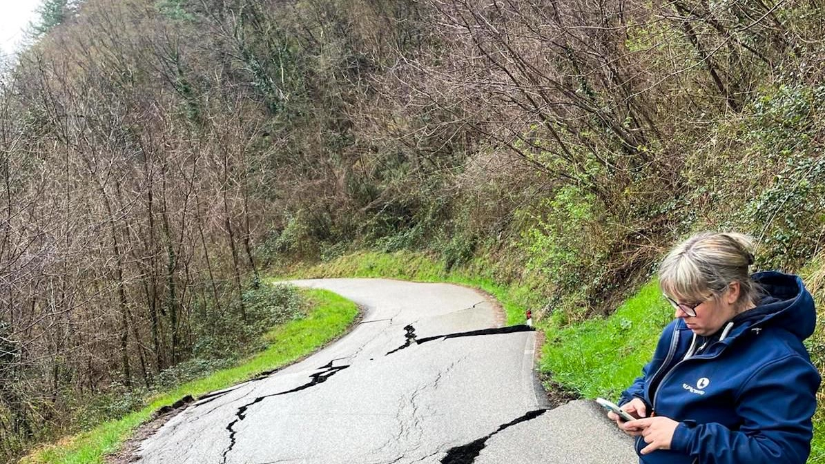 La strada che. univa Marzano a Grezzano e Luco di Mugello, e. a Borgo San Lorenzo, fu distrutta da una grossa frana a marzo La strada che. univa Marzano a Grezzano e Luco di Mugello, e. a Borgo San Lorenzo, fu distrutta da una grossa frana a marzo
