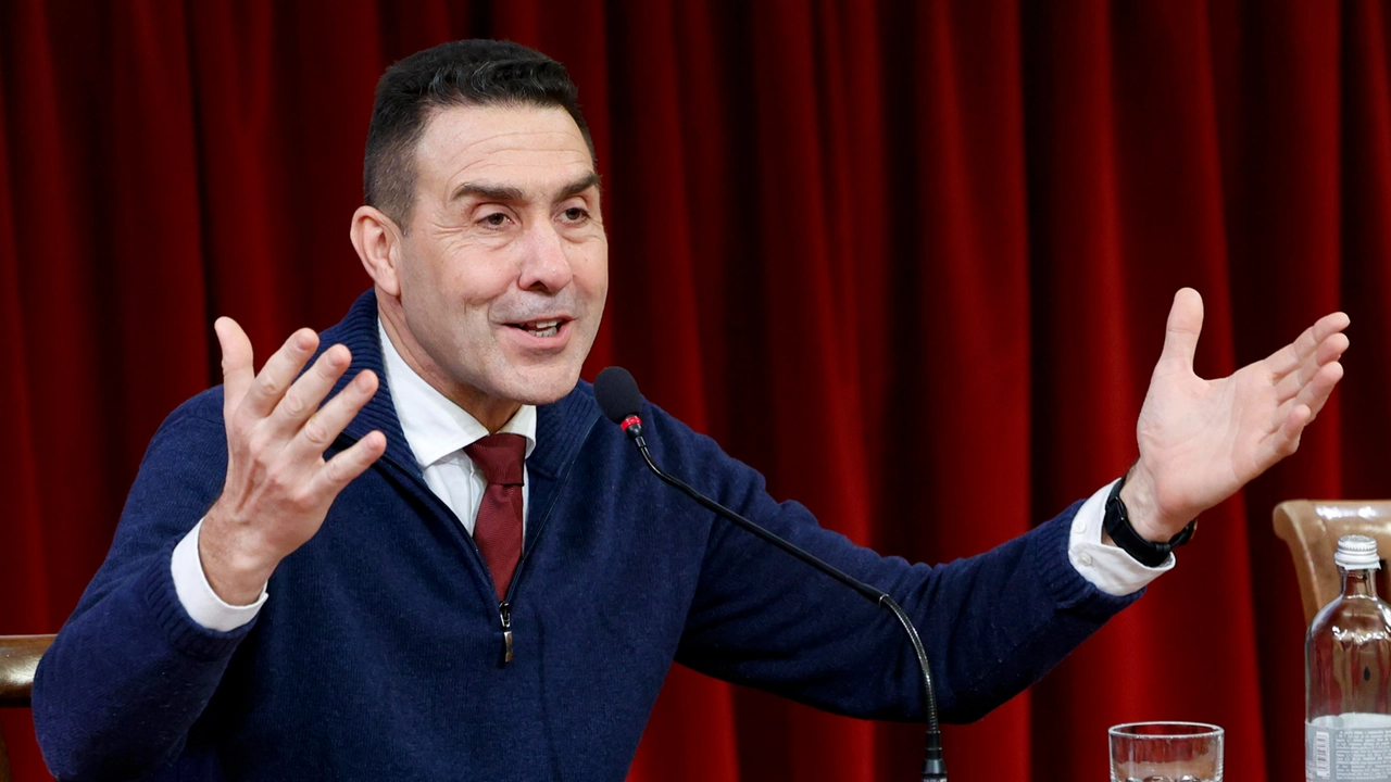 Duro post del vicesegretario della Lega Roberto Vannacci, in polemica con il sindaco di Fivizzano Gianluigi Giannetti (Foto Ansa)