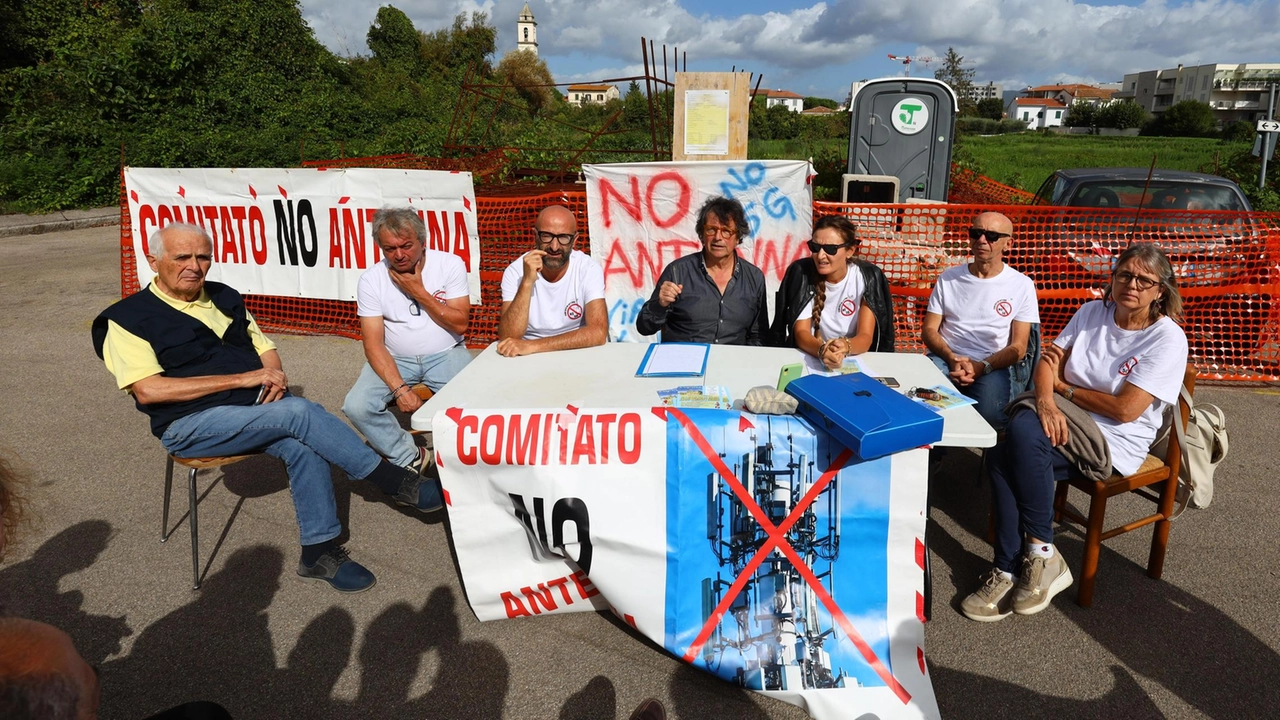 Un comitato di protesta contro la tecnologia 5G per la telefonia e la trasmissione di dati internet in una foto di archivio Un comitato di protesta contro la tecnologia 5G per la telefonia e la trasmissione di dati internet in una foto di archivio