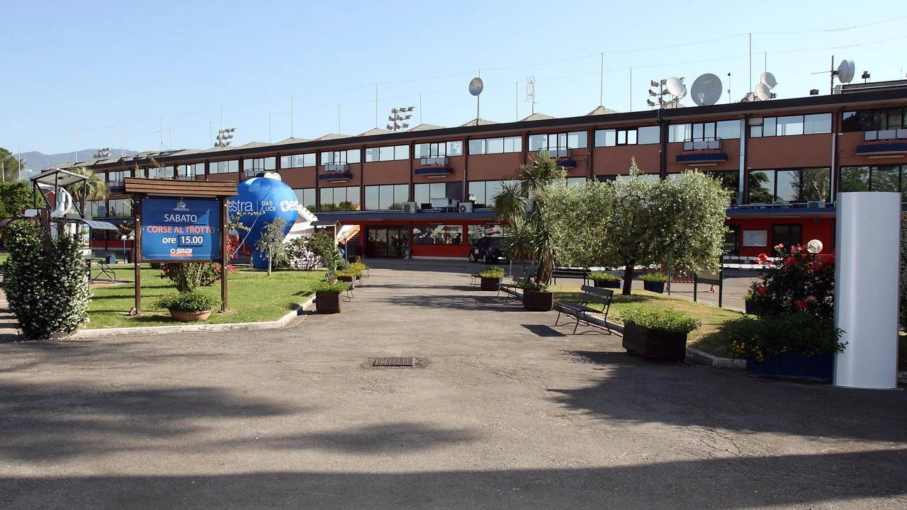 L’ingresso dell’ippodromo Sesana di Montecatini L’ingresso dell’ippodromo Sesana di Montecatini