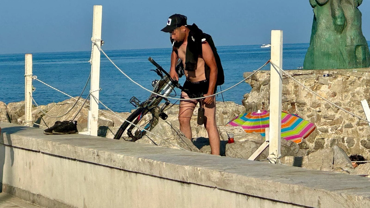 Il Molo di Viareggio è diventato un luogo di degrado e violenza, con persone che vivono in condizioni precarie e si dedicano a furti e spaccio. La situazione è peggiorata con l'arrivo di agosto, mancando un controllo efficace delle autorità. I residenti e i turisti sono preoccupati per la propria sicurezza, mentre i gestori locali chiedono un presidio fisso per evitare tragedie. Il Molo di Viareggio è diventato un luogo di degrado e violenza, con persone che vivono in condizioni precarie e si dedicano a furti e spaccio. La situazione è peggiorata con l'arrivo di agosto, mancando un controllo efficace delle autorità. I residenti e i turisti sono preoccupati per la propria sicurezza, mentre i gestori locali chiedono un presidio fisso per evitare tragedie.