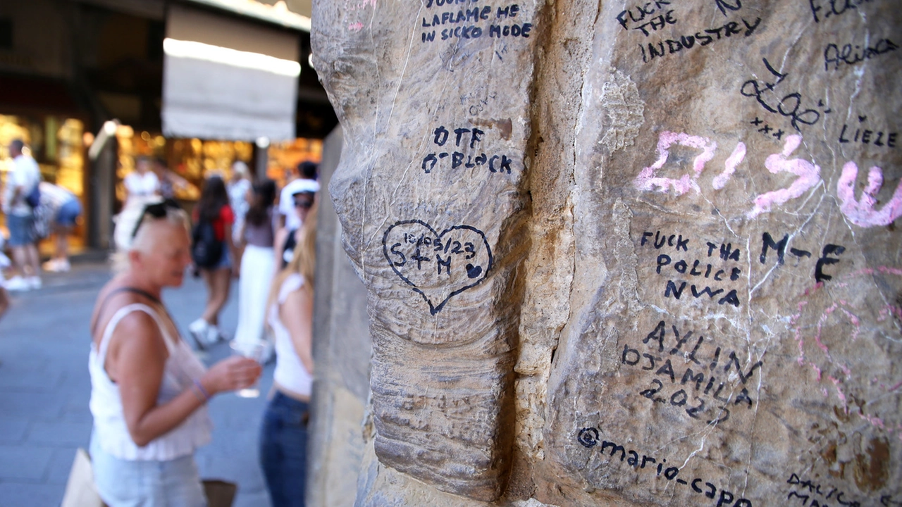 Altre scritte vandaliche sui muri di Ponte Vecchio e vergate dai turisti Altre scritte vandaliche sui muri di Ponte Vecchio e vergate dai turisti