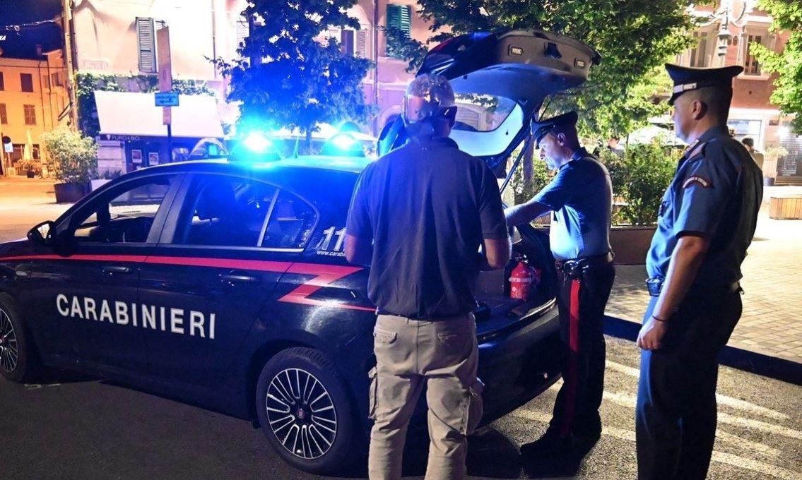 Ingresso negato nel locale, scoppia il caos: bottigliate e tavoli rotti Ingresso negato nel locale, scoppia il caos: bottigliate e tavoli rotti