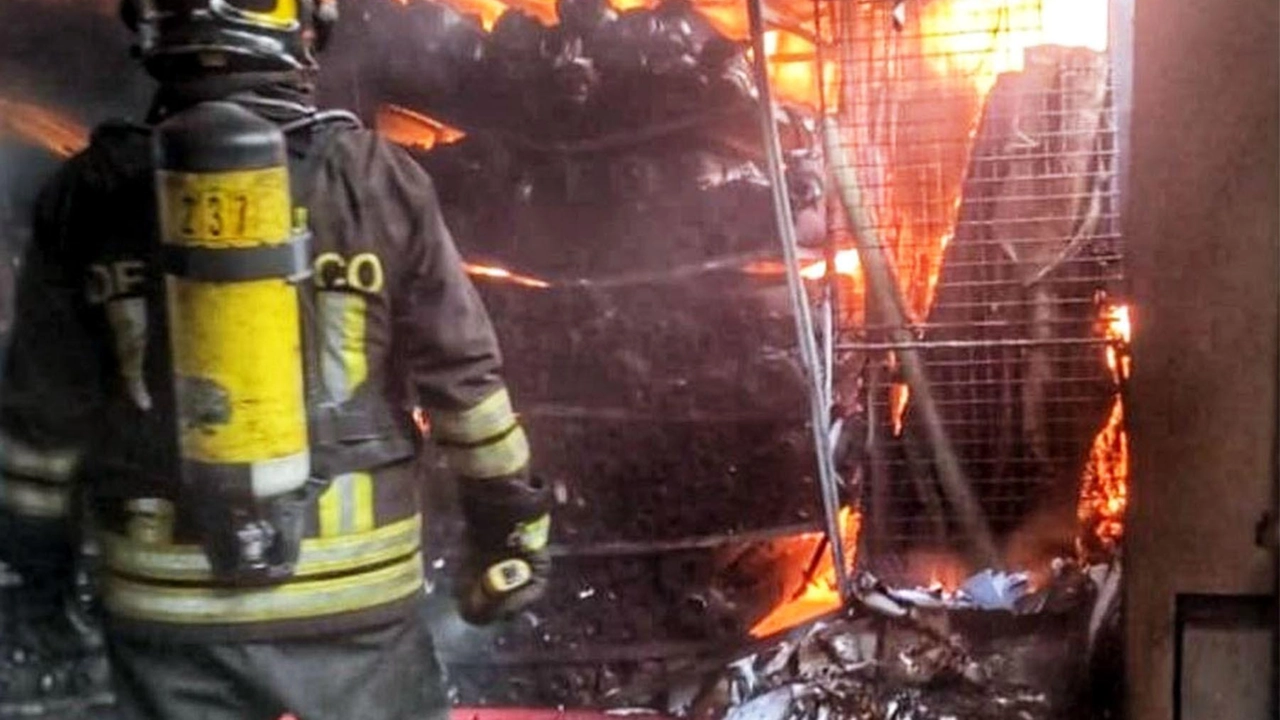 Lunedì sera il rogo in un’azienda agricola, a fuoco un’area di stoccaggio di materiale edilizio. Un uomo di 26 anni è intervenuto per mettere in salvo i macchinari accerchiati dalle fiamme. . Lunedì sera il rogo in un’azienda agricola, a fuoco un’area di stoccaggio di materiale edilizio. Un uomo di 26 anni è intervenuto per mettere in salvo i macchinari accerchiati dalle fiamme. .