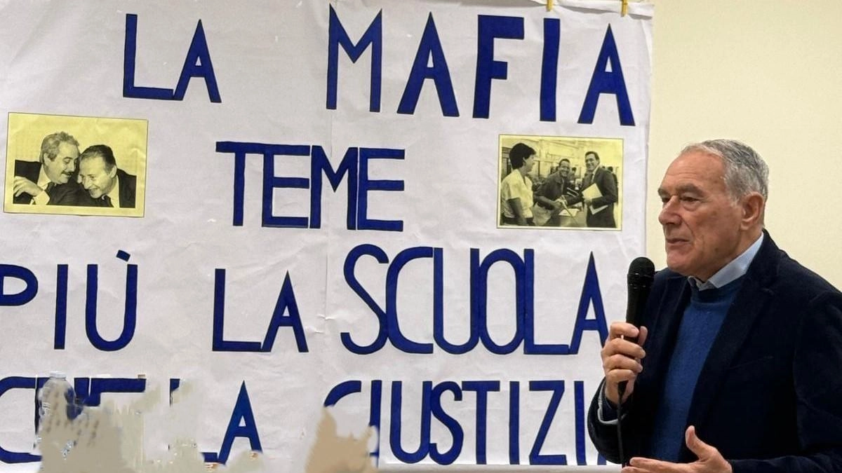 Il giudice ed ex presidente del Senato, Pietro Grasso, durante la lezione agli studenti della scuola ’Folgore di San Gimignano’ Il giudice ed ex presidente del Senato, Pietro Grasso, durante la lezione agli studenti della scuola ’Folgore di San Gimignano’