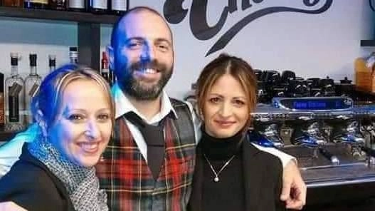Laura con due amici. La giovane donna, madre di un ragazzo di 14 anni, è deceduta in un incidente stradale mentre andava al lavoro Laura con due amici. La giovane donna, madre di un ragazzo di 14 anni, è deceduta in un incidente stradale mentre andava al lavoro