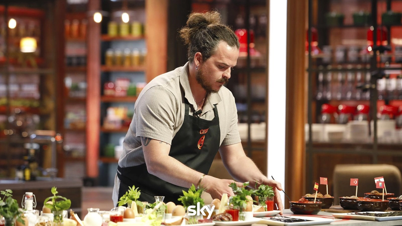 Giulio Valtriani, 36 anni, bagnino abita a Cascina. Si è laureato in scienze motorie (foto gentilmente concessa da Sky) Giulio Valtriani, 36 anni, bagnino abita a Cascina. Si è laureato in scienze motorie (foto gentilmente concessa da Sky)