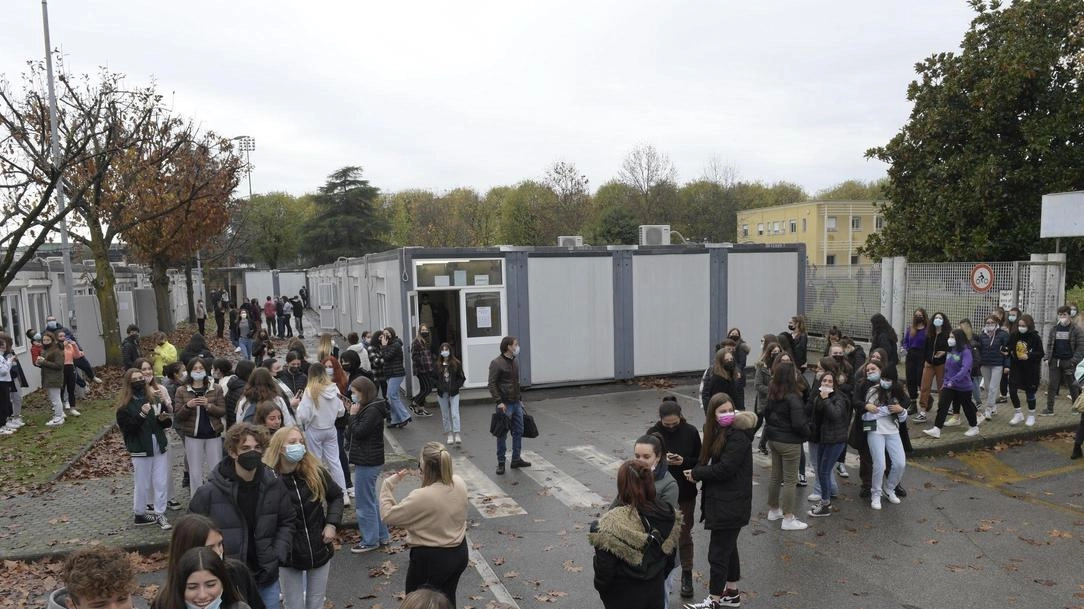 Slitta a settembre il rientro complessivo delle classi del “Paladini“ nel palazzo in via San Nicolao (foto Alcide) Slitta a settembre il rientro complessivo delle classi del “Paladini“ nel palazzo in via San Nicolao (foto Alcide)