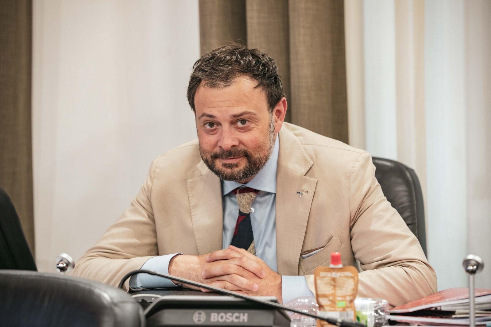 https://www.lanazione.it/image-service/view/acePublic/alias/contentid/MTRjNGM0YjgtNGI0Yi00/0/fantozzi-dalla-regione-via-libera-agli-indennizzi.jpeg