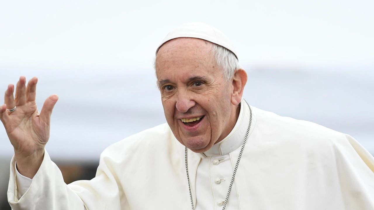 Nella foto Nicola Carozza, sulla sinistra, al passaggio di Papa Francesco Nella foto Nicola Carozza, sulla sinistra, al passaggio di Papa Francesco
