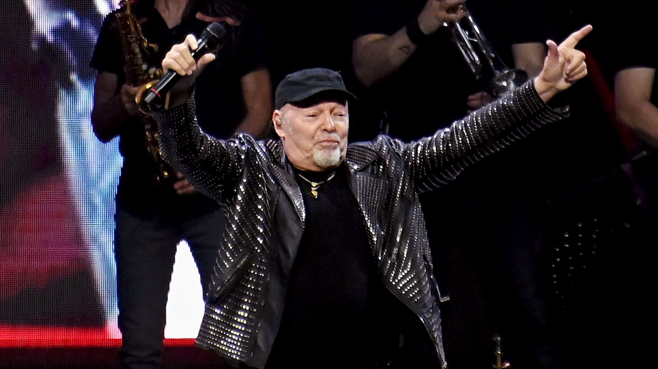 Conto alla rovescia per il nuovo tour di Vasco Rossi: il Komandante ha svelato la data zero, sarà a Bibione Conto alla rovescia per il nuovo tour di Vasco Rossi: il Komandante ha svelato la data zero, sarà a Bibione