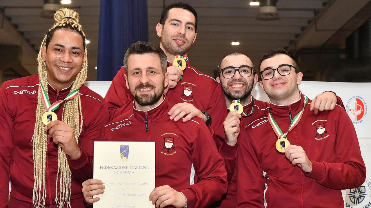 La squadra neopromossa della Schermistica Malaspina insieme al maestro Fialdini