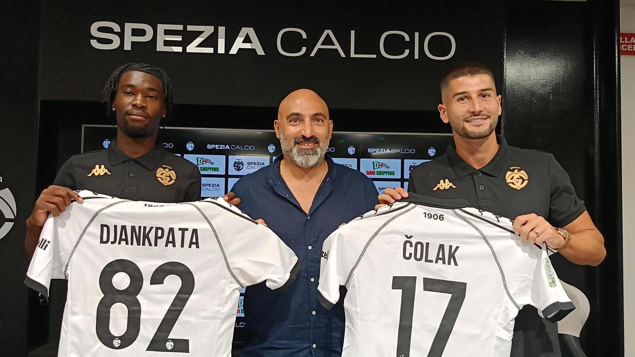 Il centrocampista Halid Djankpata e il bomber Antonio Colak ieri nella sede dello Spezia Calcio col ds Stefano Melissano Il centrocampista Halid Djankpata e il bomber Antonio Colak ieri nella sede dello Spezia Calcio col ds Stefano Melissano