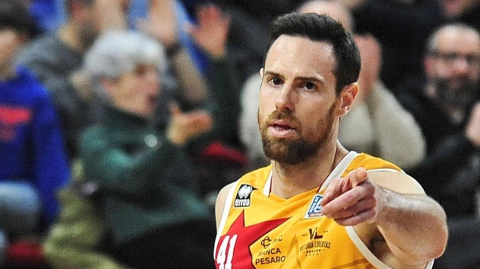 Simone Zanotti, classe ‘92, centro di 208 centimetri, viene dalla Vuelle Pesaro Simone Zanotti, classe ‘92, centro di 208 centimetri, viene dalla Vuelle Pesaro