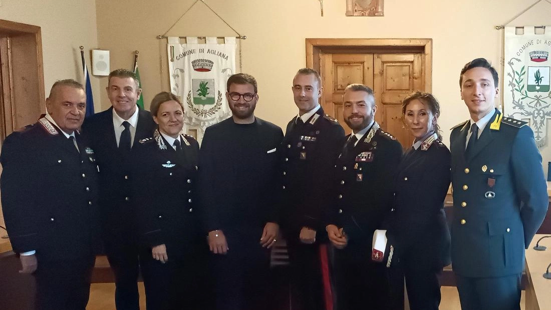 La cerimonia ieri mattina in sala consiliare. Il sindaco Benesperi ha consegnato l’attestato. La vittima era il vicino di casa del militare: "Gli sono affezionato come a un padre". La cerimonia ieri mattina in sala consiliare. Il sindaco Benesperi ha consegnato l’attestato. La vittima era il vicino di casa del militare: "Gli sono affezionato come a un padre".