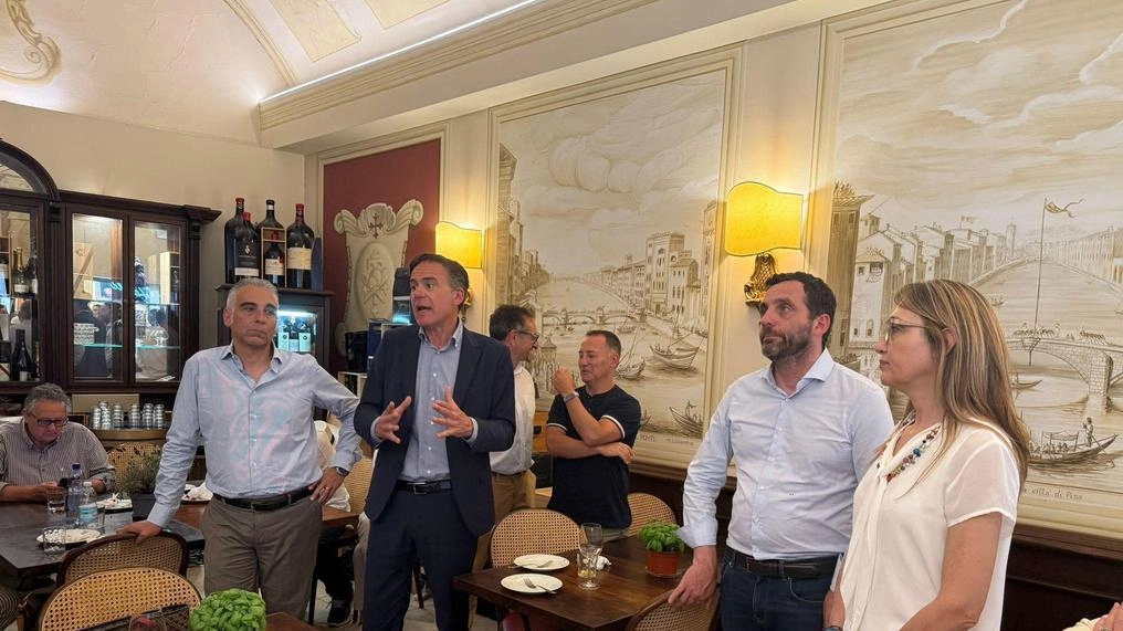 Alessandro Tomasi con Serena Bulleri, il sindaco Michele Conti e Diego Petrucci Alessandro Tomasi con Serena Bulleri, il sindaco Michele Conti e Diego Petrucci