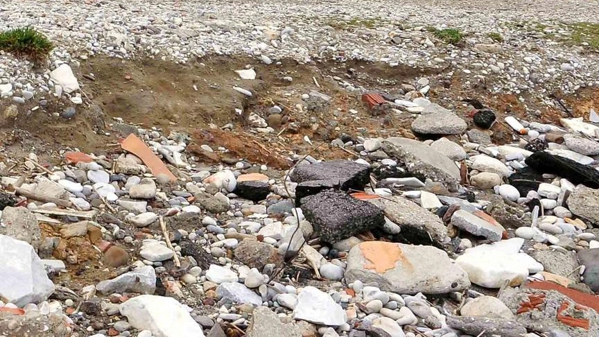 Siglato il protocollo tra ministero dell’Ambiente, Sogesid e Regione. Riguarderà il terrapieno davanti allo stabile a due passi dal mare. Pronto uno stanziamento di denaro pari a mezzo milione di euro. . Siglato il protocollo tra ministero dell’Ambiente, Sogesid e Regione. Riguarderà il terrapieno davanti allo stabile a due passi dal mare. Pronto uno stanziamento di denaro pari a mezzo milione di euro. .