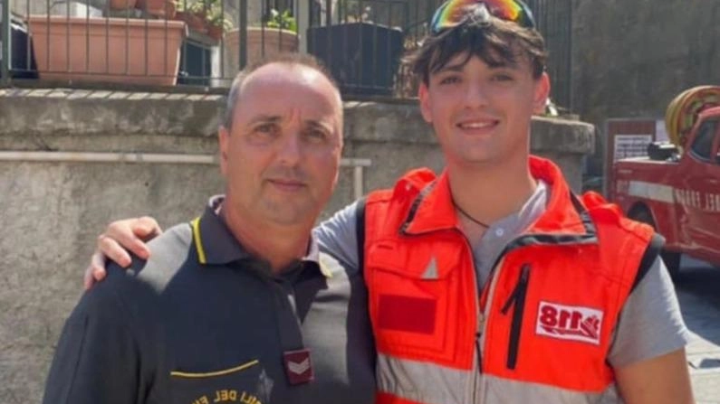 In tanti si sono stretti intorno al padre Alfredo Orlandi, vigile del fuoco di Carrara, e ai familiari. Il 20enne era volontario della Pubblica Assistenza. Striscione allo stadio dei tifosi della Carrarese. In tanti si sono stretti intorno al padre Alfredo Orlandi, vigile del fuoco di Carrara, e ai familiari. Il 20enne era volontario della Pubblica Assistenza. Striscione allo stadio dei tifosi della Carrarese.