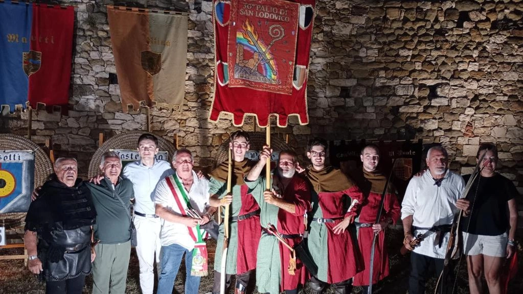Gli arcieri del Rione. Ponte festeggiano la vittoria insieme al sindaco di Serravalle Pistoiese Piero Lunardi. E’ il secondo trionfo consecutivo Gli arcieri del Rione. Ponte festeggiano la vittoria insieme al sindaco di Serravalle Pistoiese Piero Lunardi. E’ il secondo trionfo consecutivo