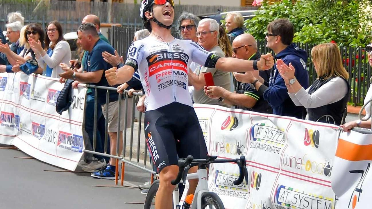 Il versiliese Tommaso Dati vince la gara ciclistica a Galciana, indossando la maglia del Memorial Maurizio Bresci. Il versiliese Tommaso Dati vince la gara ciclistica a Galciana, indossando la maglia del Memorial Maurizio Bresci.