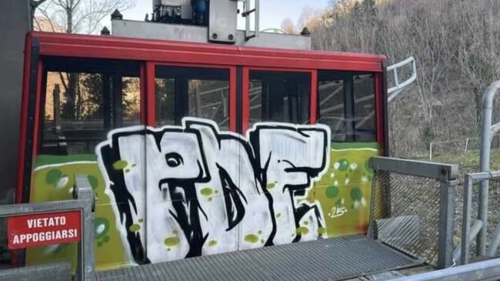 Vandalizzata una cabina della funivia sull'Appennino Pistoiese Vandalizzata una cabina della funivia sull'Appennino Pistoiese