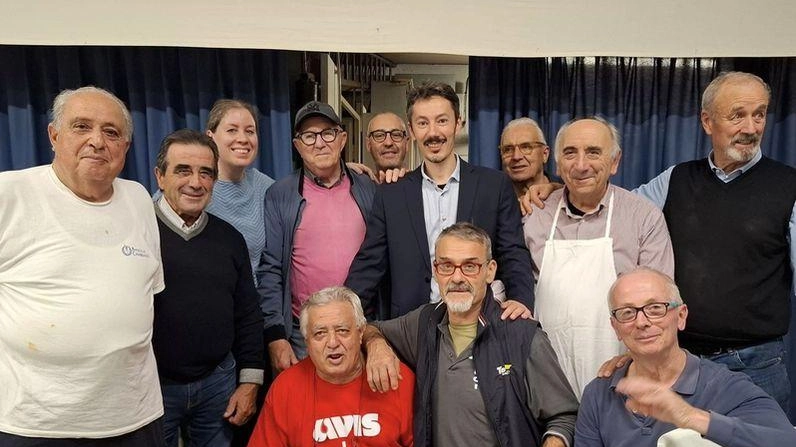 Un gruppo dei partecipanti alla cena di beneficenza con il sindaco Vanni Un gruppo dei partecipanti alla cena di beneficenza con il sindaco Vanni