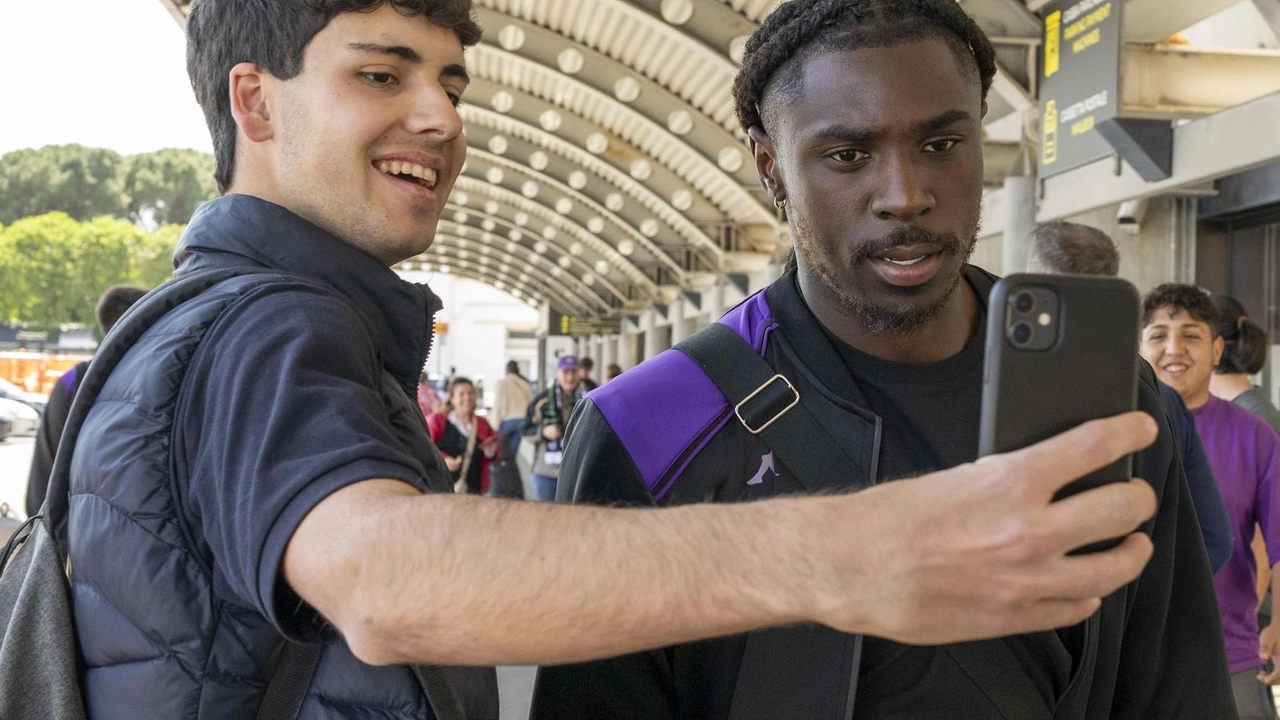 Moise Kean e il selfie con un tifoso viola Moise Kean e il selfie con un tifoso viola