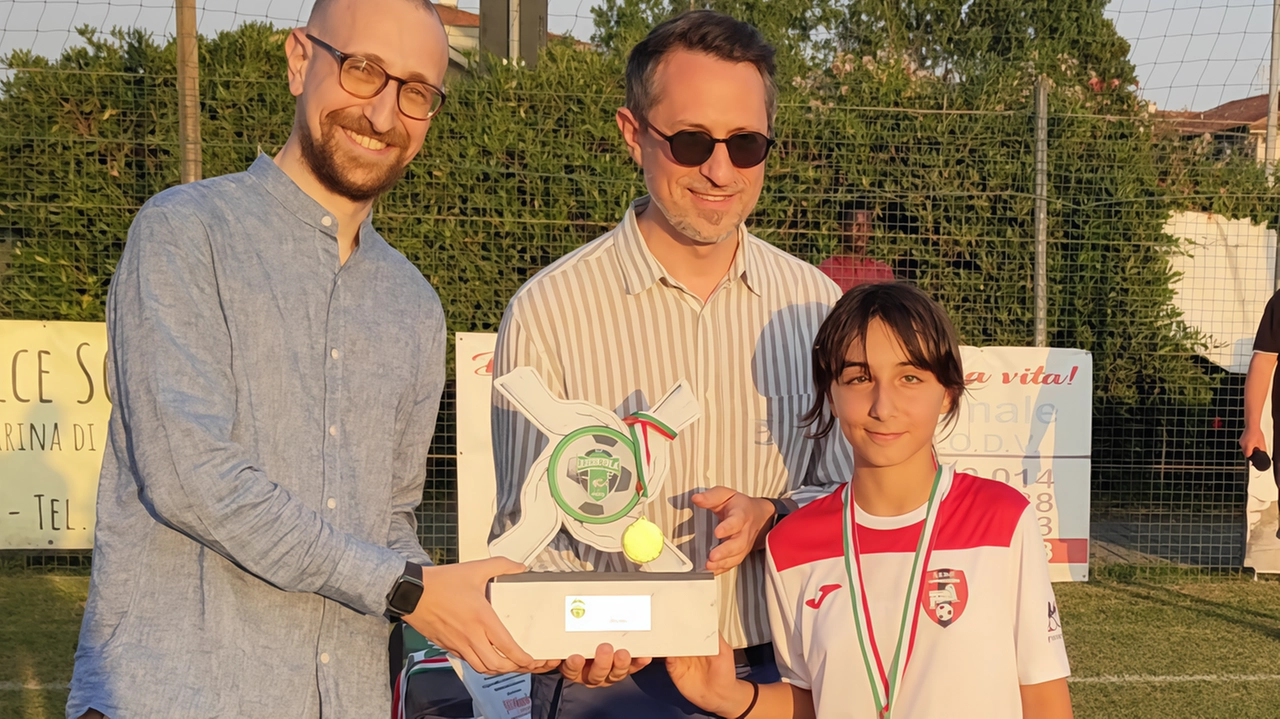 Anna Lotta, 13 anni, premiata per il suo gesto di fair play durante il torneo Mosti, confermando i valori di rispetto e correttezza. Anna Lotta, 13 anni, premiata per il suo gesto di fair play durante il torneo Mosti, confermando i valori di rispetto e correttezza.