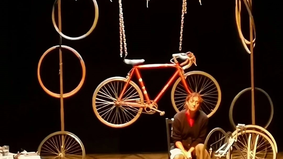 Un nuovo appuntamento della Rassegna Rosso di Scena a Cascine di Buti. Un pezzo teatrale sulla famosa ciclista "Regina della pedivella" all'interno del suo negozio di biciclette, tra paure, tormenti e rivincite.