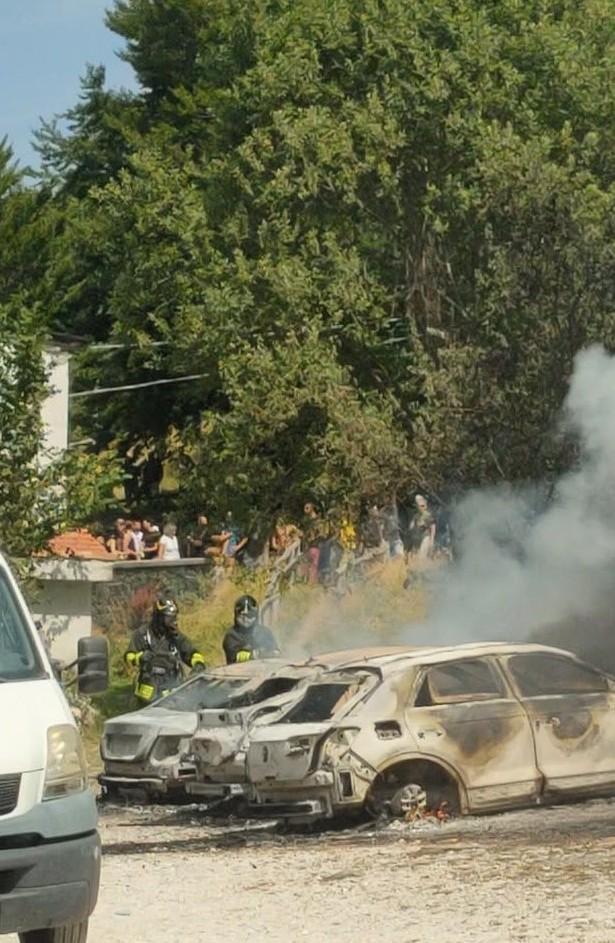 Paura a Campocecina. Distrutte dalle fiamme tre auto parcheggiate al rifugio ’Belvedere’