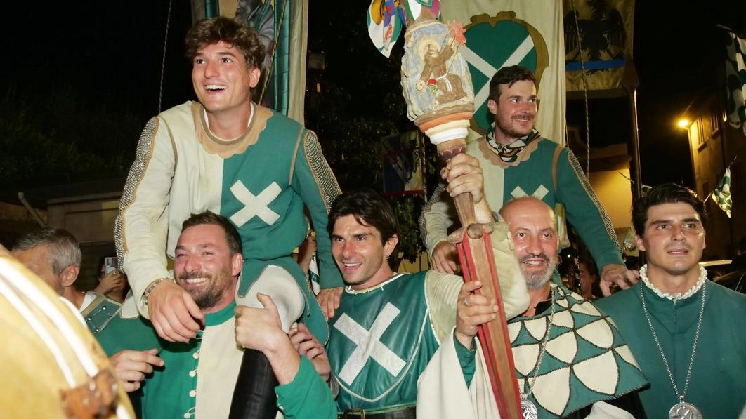 Il volto dei protagonisti del quartiere di Porta Sant’Andrea nel corso dei festeggiamenti per la vittoria della lancia d’oro Il volto dei protagonisti del quartiere di Porta Sant’Andrea nel corso dei festeggiamenti per la vittoria della lancia d’oro