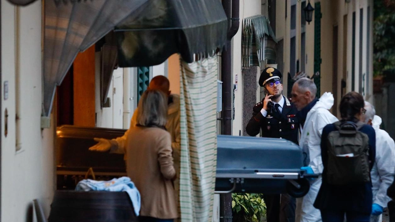 Il corpo di Laura Frosecchi viene portato via dal suo negozio, dove la donna è stata uccisa Il corpo di Laura Frosecchi viene portato via dal suo negozio, dove la donna è stata uccisa