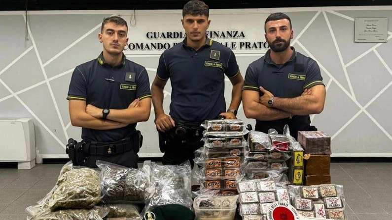 La droga sequestrata dai militari della Guardia di finanza di Prato La droga sequestrata dai militari della Guardia di finanza di Prato