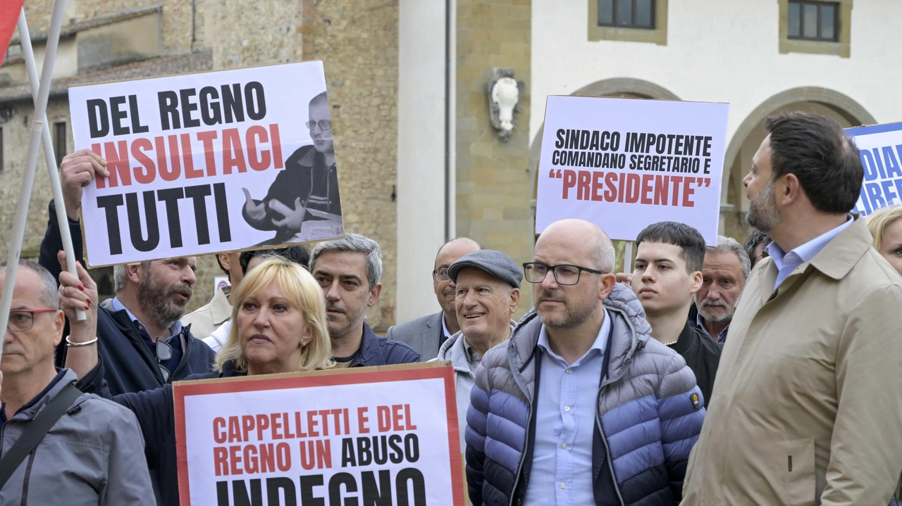 Il sit-in di ieri davanti al Comune in solidarietà ai consiglieri Franchi e Zoppini Il sit-in di ieri davanti al Comune in solidarietà ai consiglieri Franchi e Zoppini