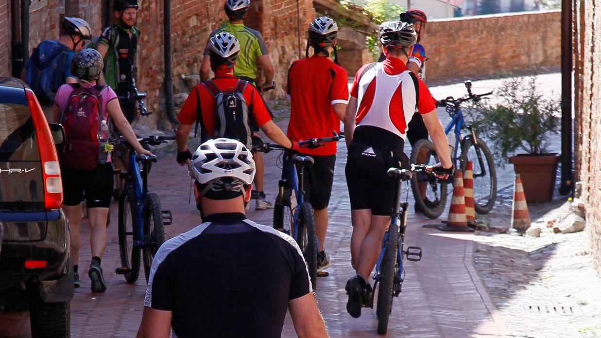 Un gruppo di turisti in bici, visita le bellezze del territorio (foto di repertorio)